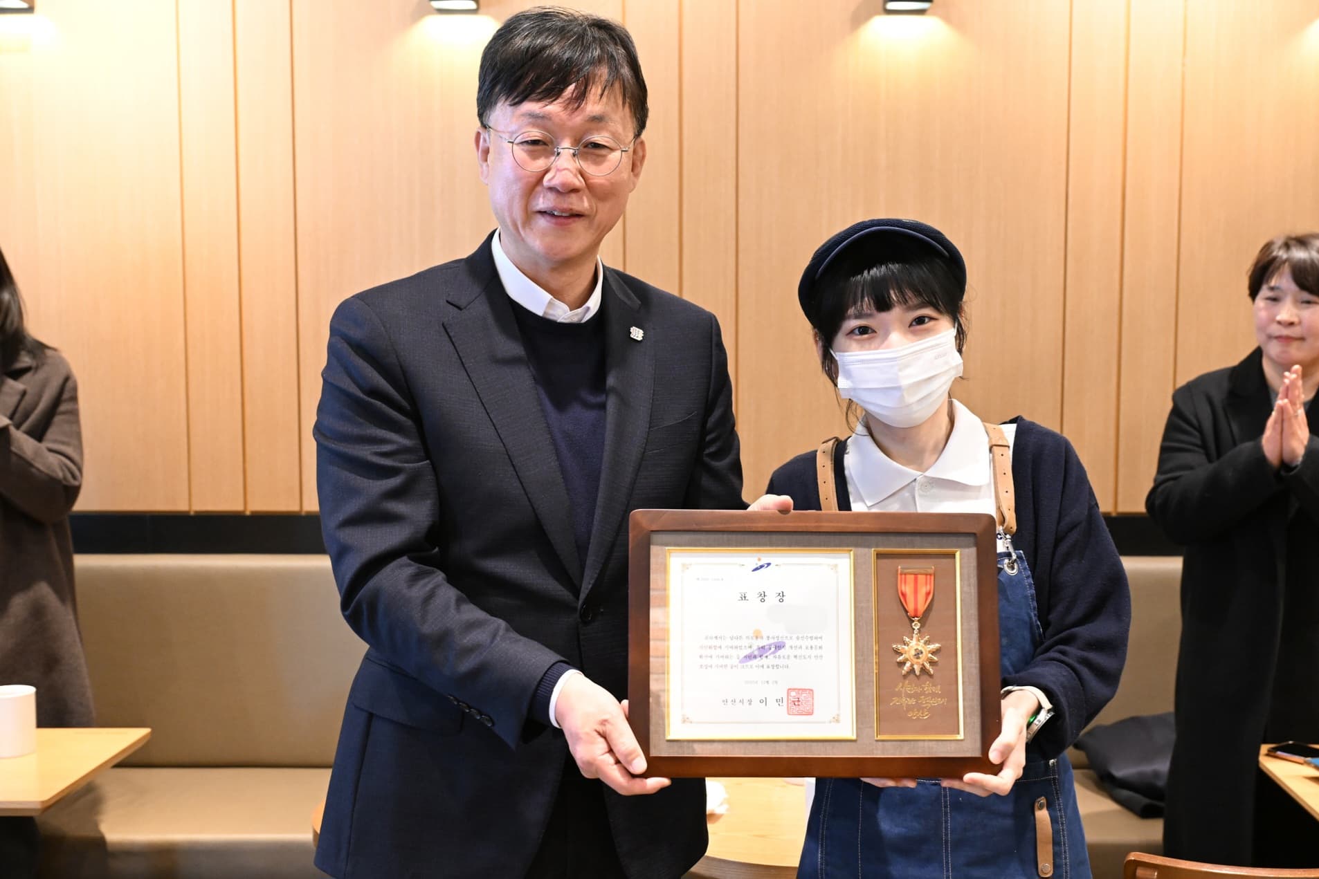 안산시, 따뜻한 수어로 감동 전한 커피점 점주에 모범시민 표창 이미지 1